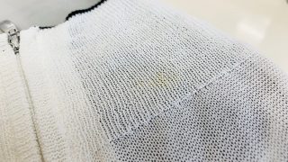古いお洋服で生地が劣化しているシミでもほとんどの場合には現状よりも目立たない状態になります