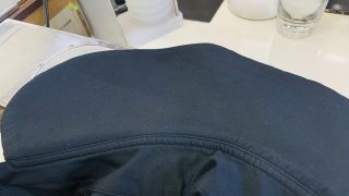 白くなってしまった濃色ジャケットの襟元はシミが付いているのではなく擦れや汗が原因で色が無くなっているのです