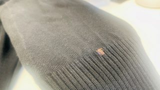 お洋服が変色や退色等の場合には色を見えにくい状態に修正して見栄え良くする事が可能です