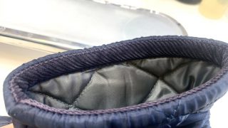 濃色のお洋服の襟裏や袖口裏の淵は擦れの発生で弱っている部分に汗や皮脂が入り込みます