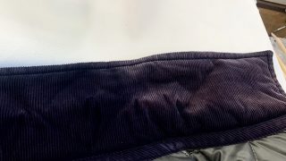 濃色お洋服の襟元や袖口やパイピング部分の色が赤っぽく変色してしまってはいませんか？