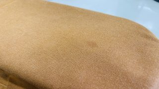 瞬間接着剤がお洋服に付いてしまったらその部分は触ったり折ったりせずに直ぐにご相談下さいね