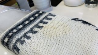クローゼットへ長期保管中に浮き出てきた様な黄ばみは特に取れにくい部類の変化になります