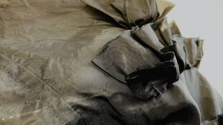 生地に長く付いてしまっているシミはその下にある色素を長い時間を掛けて破壊してしまっているかも