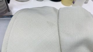 白い帽子や淡色系の帽子は特に額に近い部分が変色しやすいので気が付いたら特殊染み抜きで取り除きましょう