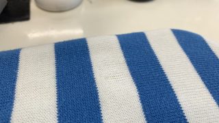 お家でお洋服の黄ばみを取り除く為に漬け置きしていたら色の部分が滲んで他の部分に移ってしまった