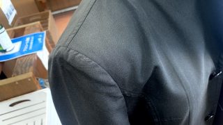 濃色ジャケットの色が白くなってしまった場合でも色を復活させてまた着用出来る様にする事が可能な場合もあります
