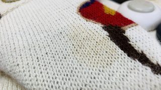 古い濃い色の金色に近い黄色いシミは生地劣化している為に破れたり色が薄くなってしまう事があります