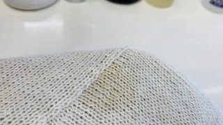 ザックリ系のニットでも淡い色は繊細で摩擦や漂白のダメージを受けると白っぽくなってしまいます