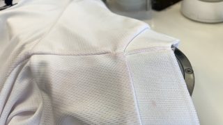 白いシャツの脇の部分だけ何となく赤やピンクっぽくなってしまった事はありませんか？