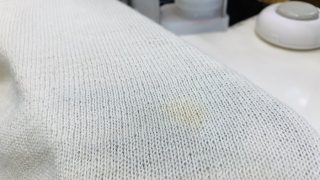 見えにくいシミでも時間が経つと生地や色素に悪さをして目に見えて分かる様になるんですね