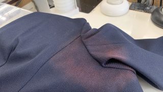 濃色ジャケットの脇部分の生地が赤く変色してしまっていますが何とかなりませんか？