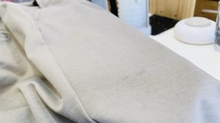 お家では生地を傷めずにピンポイントで汚れやシミに対してだけに水で対応する事は難しいです