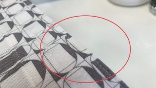 長期保管中に浮き出てきた黄ばみの場合には漂白処理を行わないと取り切れない事が多いです