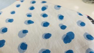 白い生地に柄のある場合の古い黄ばみはそのシミの下に柄がある場合には色の劣化に要注意です