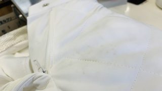 今の季節に重宝しているアレですがもしも袋が破けて中身が飛び出てお洋服に付いてしまうと大変です