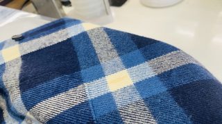 お気に入りのお洋服の古いシミは生地もダメージを負っておりますので何もせずにプロに任せるのも選択肢の一つです