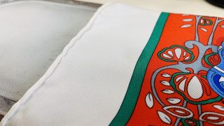 スカーフに付いてしまった自分以外の人は気が付かないぐらいの点の様なシミでも取れると気持ち良いですよね