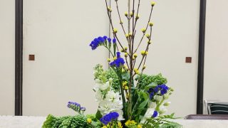 お花は存在するだけで既に綺麗なのでそこにプラスいけたその人の個性が反映されるのが面白いのです