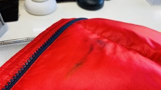 コーキング剤がお洋服に付いてしまった時には何もせずにお持ち頂けますと取れる可能性が格段に上がります