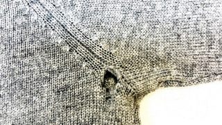 ニット製品の脇部分は擦れが発生しやすく穴が空いてしまいやすいですが塞ぐ事は可能です