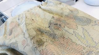 お家でのお洗濯では取り切れない黒い汚れは水にも油にも溶けない固形物質の可能性があります