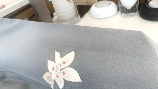 お着物の襟回りの汚れは蓄積して酷くならないうちに取り除けば綺麗に取る事が出来ますよ