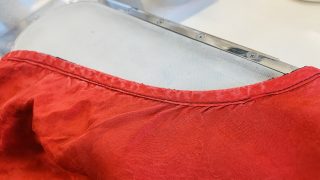 お洋服の縁取りやパイピング部分は擦れにより色が白く見えたり無くなってしまったり致します
