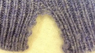 「オールホールリペア」は穴を塞ぐ以外にお洋服を引っ掛けてしまい裂けた場合でもお直しする事は可能です