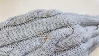 シミの色が黄色から濃いオレンジ色やテカっている金色の状態になってしまいますと既に生地も繊維もかなり傷んでいます
