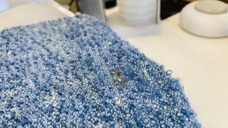 テカっているように見える古い黄色いシミは生地の劣化により細かい繊維が痩せてしまっています
