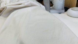 生地の色が淡色系の場合にはシミを触ってしまいますと生地の色が薄くなってしまう可能性が非常に高くなります
