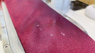 ドライクリーニングを行った時に白く浮き出てきた汚れは食べこぼしの汚れですので取り除くには水を使用します