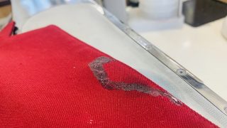 接着剤が大量に付いてしまった場合には出来るだけ何もせずにお持ち頂いた方が綺麗に取れます