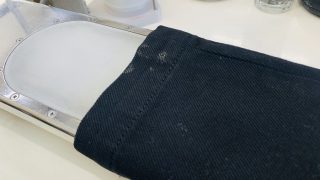 黒い生地に食べこぼしのシミは放置してしまいますと色が変化してしまうかも