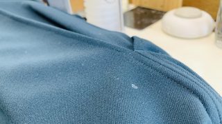 何か分からない硬い接着剤の様なシミは無理に触らずクリーニング屋さんに染み抜きで相談致しましょう