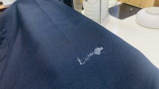 接着剤が付いてしまい慌てて洗剤を付けて擦りましたが取れなかったので何とかして欲しいとのご依頼