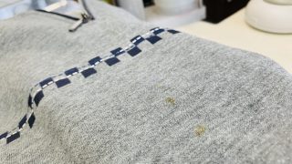 長年の汚れが付いていたり古いシミが付いている様なお洋服でも綺麗にすればまた着用が可能です