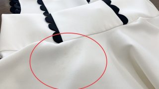白い色のお洋服に黄色やオレンジ色のシミを見つけたら取れなくなる前に早めに取り除きましょう
