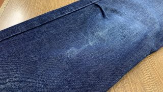 色の濃いデニム生地のお洋服は摩擦に弱く擦ってしまいますと直ぐに色が抜けてしまい白くなってしまいます