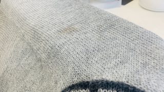 お気に入りのお洋服に付いてしまったシミを何とかしたい場合には自己流で触らない様に致しましょう