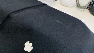お着物に白く付いている様に見えるシミは実は色が剥げてしまっているのかも知れませんよ