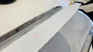 お洋服の一部である付属品のベルトもやはり汚れる時は汚れますしシミも付く事がありますのでご相談くださいませ