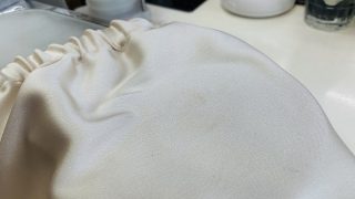 シルクは水が浸透すると生地の形状の変化する為にシミの様に見えてしまうのです