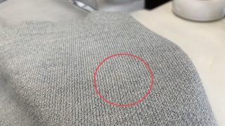 生地に長く付いてしまっている様な古いシミはシミの下にある生地や色にダメージを与え続けています
