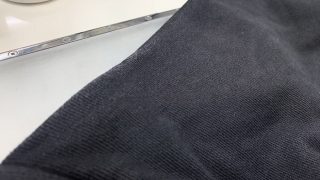 着用によるスレや汗等の影響により白けたり赤っぽくなってしまった生地は「色修正（染色補正）」が必要です