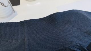 生地に穴が空いている訳でも破れている訳でもない場合のお洋服であれば色抜けは直せるかも