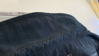 お洋服の色（色素）は皮脂汚れの除去時に汚れと一緒に弱っている色が取れて無くなってしまう事があります