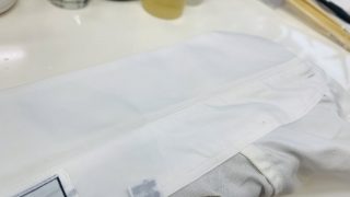 シャツの襟元の蓄積された黄ばみや黒ずみは早めに取り除いておかないと取れなくなってしまいますよ