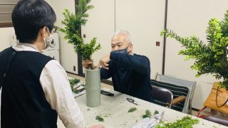 足元をシッカリとまとめて仕上げる事がポイントになります生花は会社経営にも似ているのかも